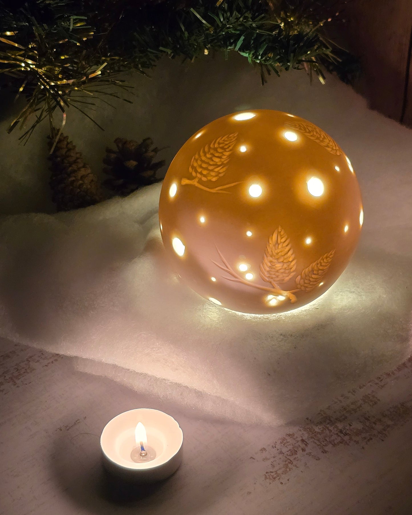 SPHÈRES LUMiNEUSES - POMMES DE PiN