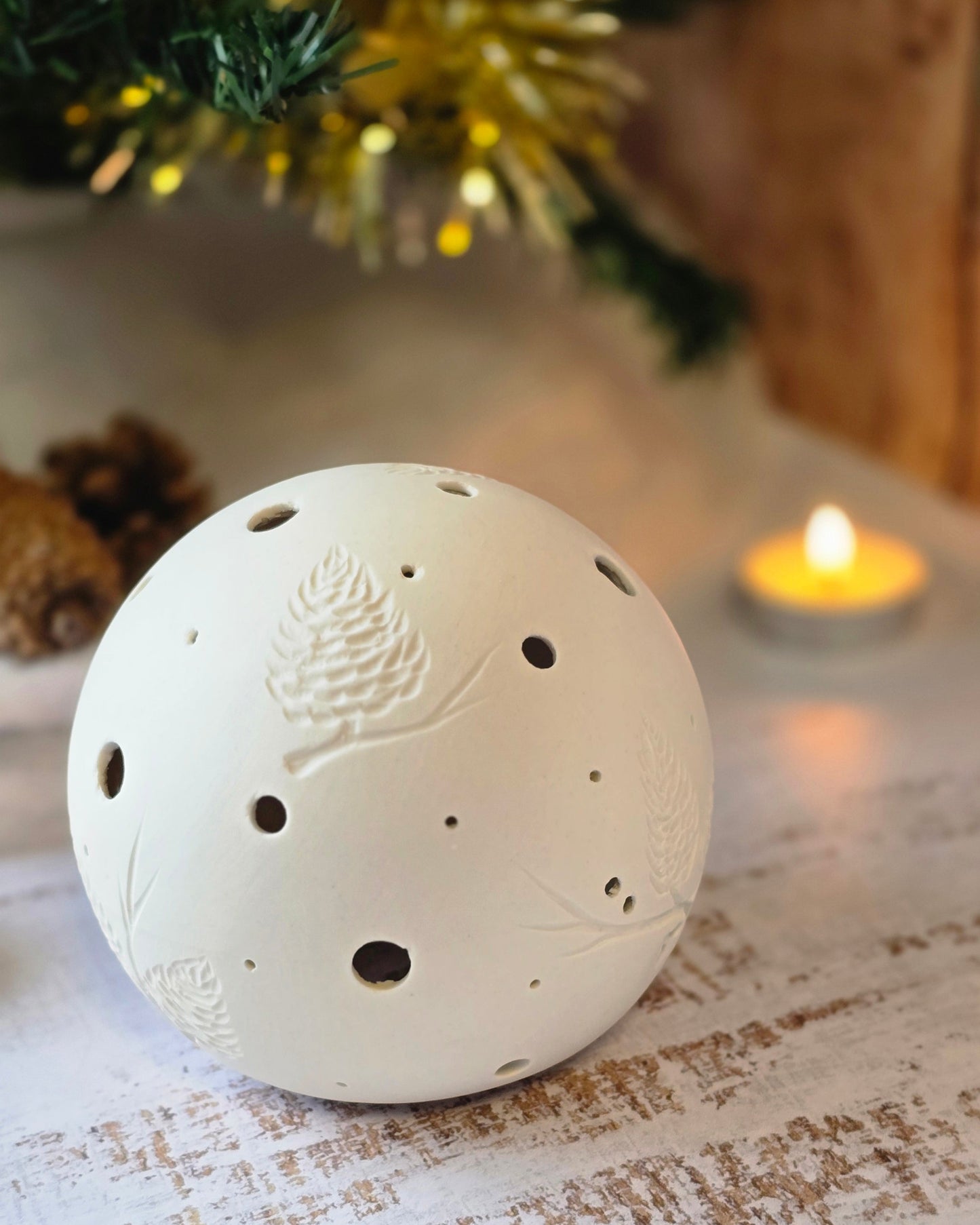 SPHÈRES LUMiNEUSES - POMMES DE PiN